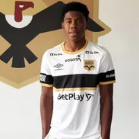 Problemas para Dereck Moncada después de firmar en Colombia.
