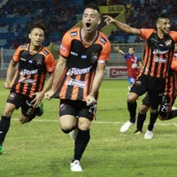 Este horrendo gol definió el clásico en el Cuscatlán