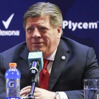 Miguel Herrera recibe una mala noticia. (Foto: Getty Images)
