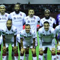 Figura de Saprissa sale al rescate de un compañero en una situación difícil
