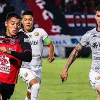Con 9 hombres y un arbitraje cuestionable, Alajuelense rescató el empate ante Herediano