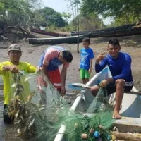 Un futbolista de la liga salvadoreña regaló pescados a los necesitados