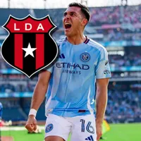 Alonso Martínez se muestra con la camiseta de Alajuelense.