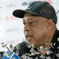 Hernán Medford se involucra en una urgencia de Saprissa.