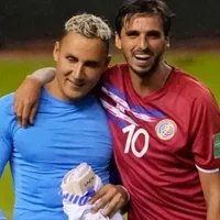 ¿Quién fue el primer legionario en la historia de Costa Rica y que jugó en el FC Barcelona?