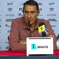Alexandre Guimaraes mostró su bronca en conferencia.