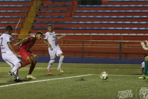 Jorman Aguilar anota un doblete en la victoria de San Carlos [VIDEO]