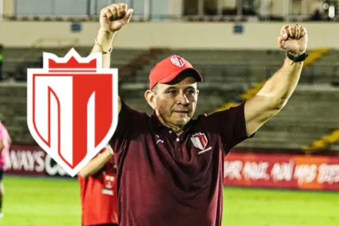 Otoniel Olivas levanta los brazos.