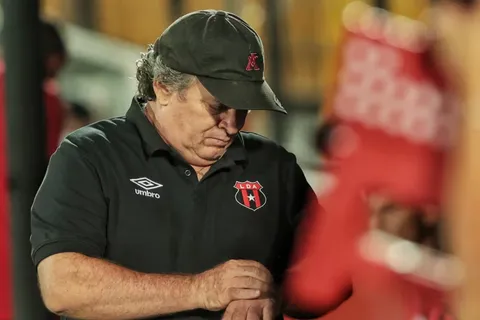En Alajuelense hablaron del posible reemplazo del DT.