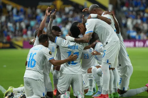 Concacaf elogia a impensado jugador de Honduras que está debutando en Copa Oro y en El Salvador estallan