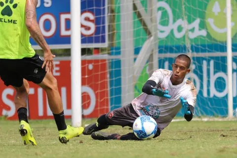 ¿Moreira o Ajú? Fabián Coito ya tiene decidido el tema de la portería en Alajuelense