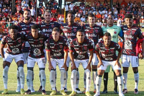 Puntarenas le arrebató el invicto a Alajuelense en el último suspiro