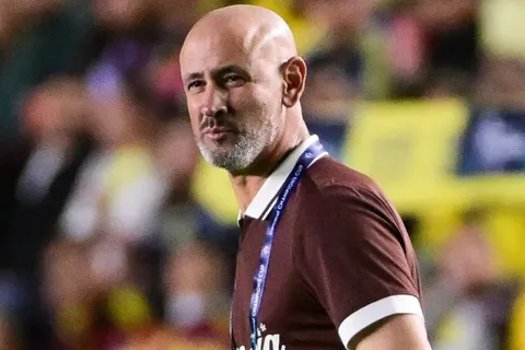 Salió por la puerta de atrás de Olimpia, se entregó a Dios y manda decir esto a Eduardo Espinel ya como figura de otro club: "Cometí muchos errores"