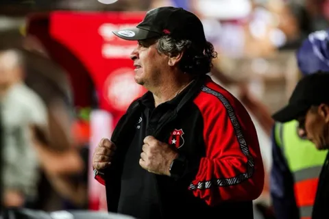 Alajuelense en vilo por la decisión que puede terminar con la salida del Machillo Ramírez: "Renuncia del técnico"