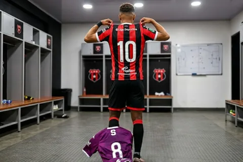 Alajuelense va por un campeón con Saprissa.