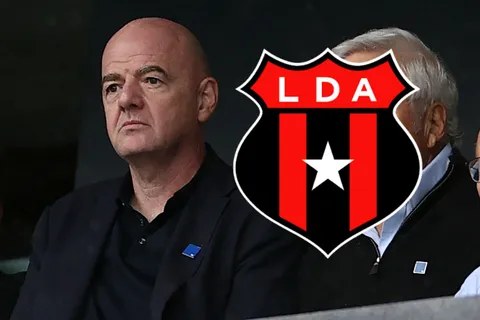 Gianni Infantino y el escudo de Alajuelense.