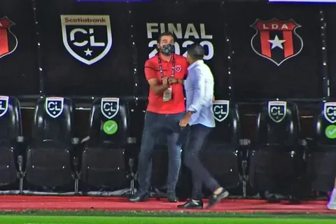 El mensaje de Andrés Carevic a Walter Centeno en medio de un momento delicado para el Saprissa