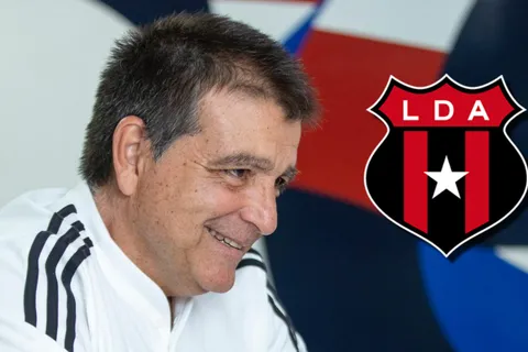 Claudio Vivas le lanza un guiño a Alajuelense.