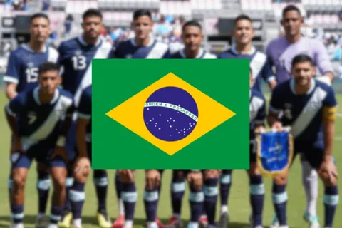 Bandera de Brasil y la Selección de Guatemala de fondo.