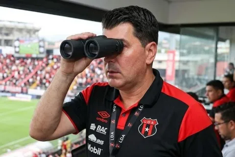 Rescalvo iría por un ecuatoriano.