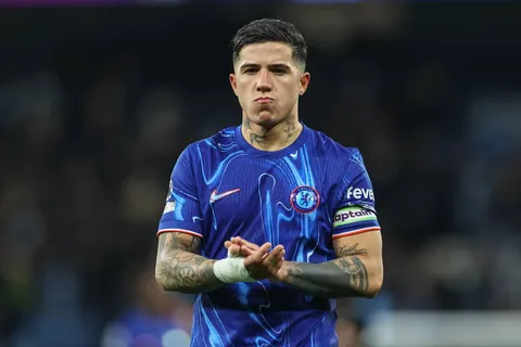 Enzo Fernández derribó al árbitro Sven Jablonski en el City-PSG y no recibió tarjeta