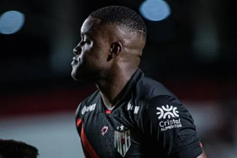 Joel Campbell sufre un revés en Brasil.