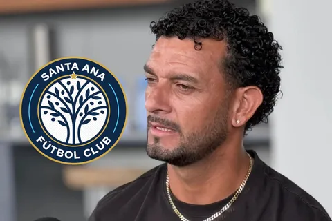 Michael Barrantes y el escudo de Santa Ana FC.