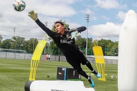 Espectacular video del duelo que vive Keylor Navas contra Thibaut Courtouis