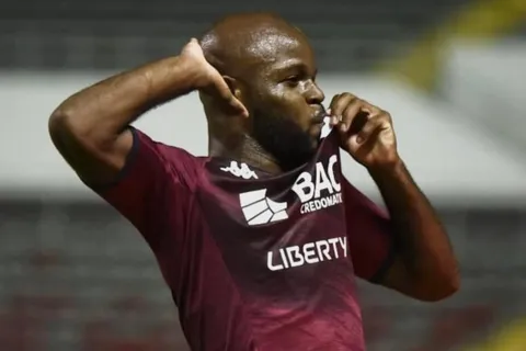 Javon East se muestra cerca del Saprissa.
