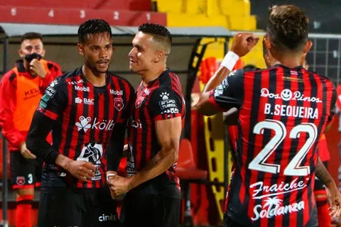 Alajuelense aprovechó la localía y venció 2-0 a Herediano en la ida de las semifinales