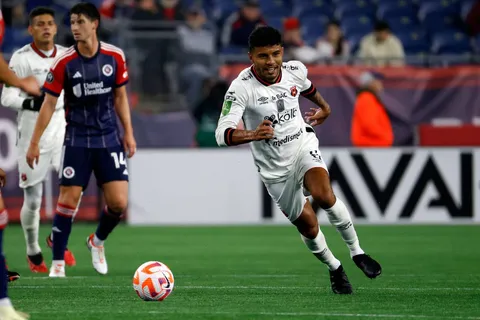 Johan Venegas durante un partido con Alajuelense.