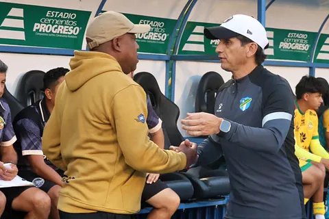 Hernán Medford propina humillación histórica a Ronald González en Guatemala