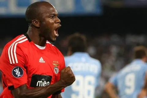 El golazo de David Suazo que lo hizo meterse en la historia del Benfica