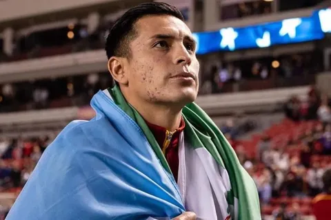 Rubio Rubín se pone la bandera de Guatemala antes de jugar con el Real Salt Lake