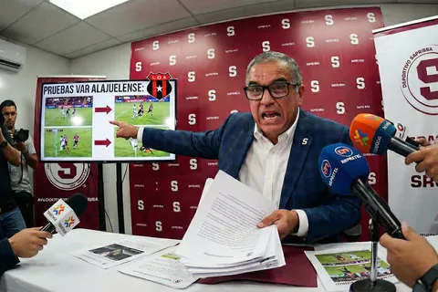 Respuesta oficial: Saprissa no se guarda nada y le pega a Alajuelense por las quejas del VAR en el Clásico Nacional