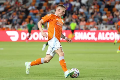 Mateusz Bogusz en acción con Houston Dynamo FC.