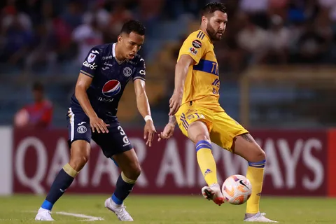 El futbolista del Motagua que se quedó con la camiseta de André-Pierre Gignac