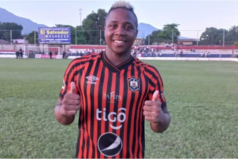 Carlos Salazar se agradece a sí mismo luego de ganar con Águila el Apertura 2023 de la Liga mayor de El Salvador