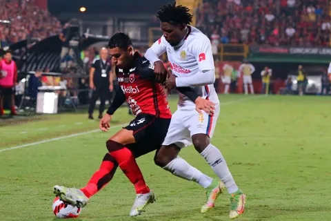 Olimpia y Alajuelense son sancionados por Concacaf