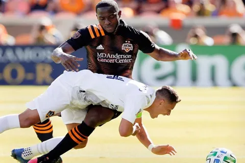 Maynor Figueroa eclipsó el debut de "Chicharito" Hernández en la MLS