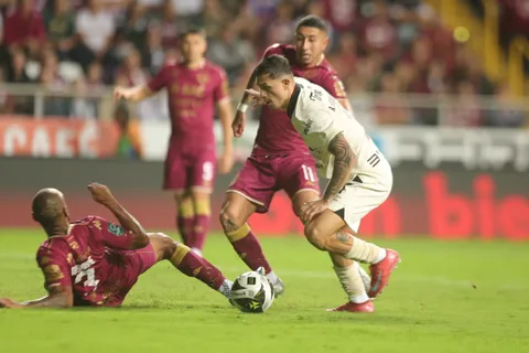 Alajuelense humilla a Saprissa. (Foto: La Nación)
