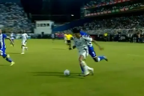 Alonso Martínez reclamó penal. (Foto: Captura Pantalla)