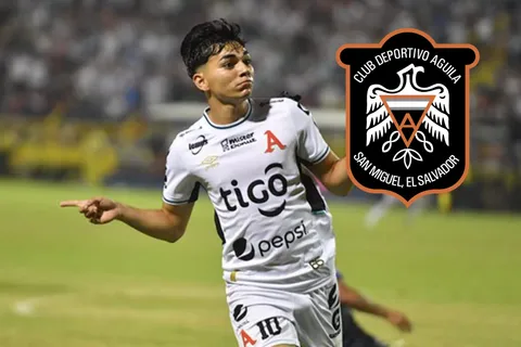 Leonardo Menjívar comienza a calentar el partido de Alianza vs Águila
