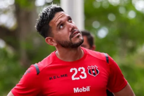 Con Leo Moreira cuestionado, Alajuelense toma una decisión por un portero para el Mercado de Fichajes 2025