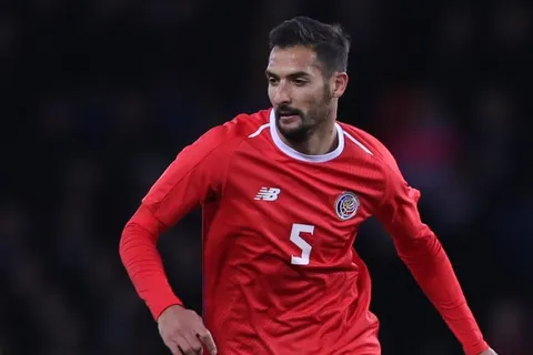 Saprissa le realizó dos ofertas a Celso Borges