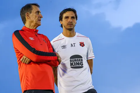 Mientras la afición critica a Guimaraes, Bryan Ruiz señala al culpable del flojo momento de Alajuelense