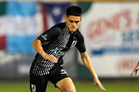 Juvenil salvadoreño firma contrato profesional en Estados Unidos