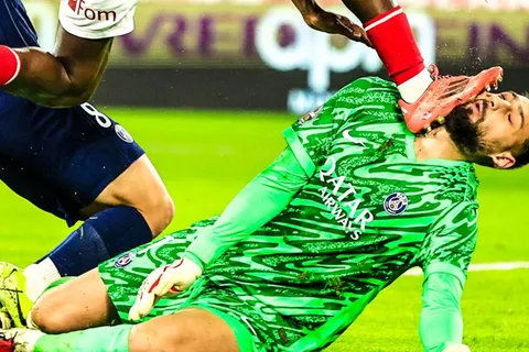 Donnarumma recibió un duro golpe en el rostro.