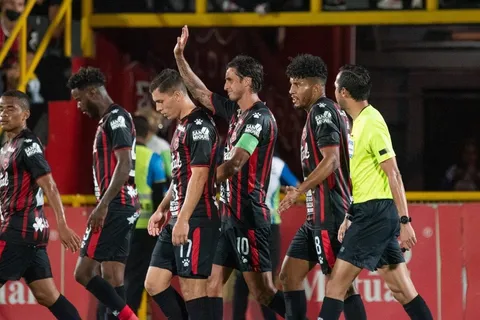 El calvario que vive Bryan Ruiz para jugar en Alajuelense
