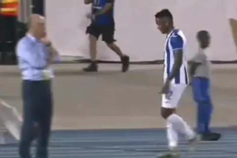 Por este video dicen que DT de Honduras terminó enojado con Romell Quioto